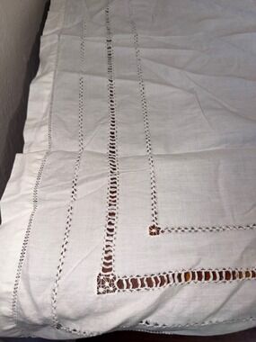 Beautiful vintage tablecloth • crocheted lace edges white